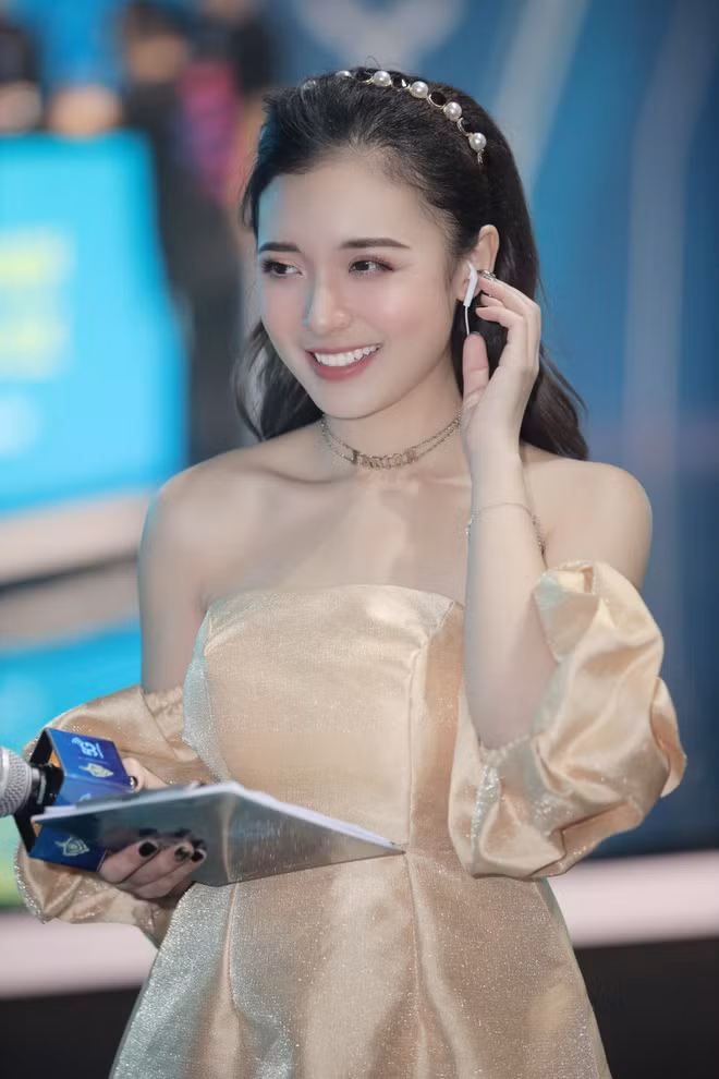 MC Phương Thảo (tên đầy đủ là Vũ Phương Thảo, sinh năm 1997). Cô nàng từng là sinh viên khoa Báo chí, chuyên ngành Báo ảnh của Học viện báo chí và tuyên truyền.