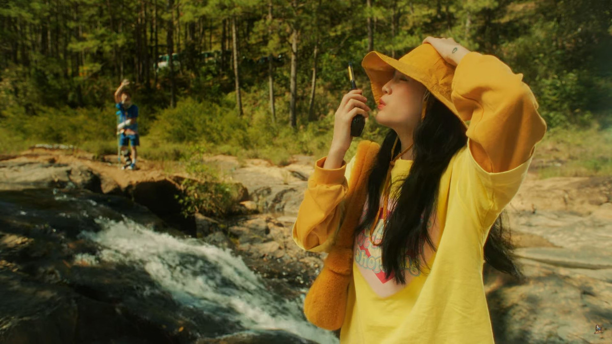 Bộ trang phục thứ hai trông Linh Ngọc Đàm có phần dịu dàng hơn với tông vàng rực rỡ.