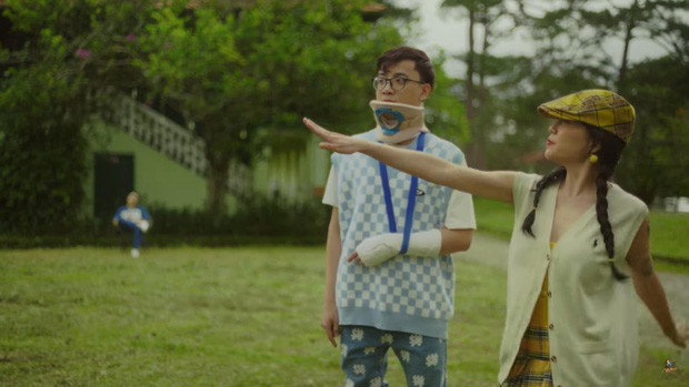 May mắn đây chỉ là cảnh trong MV và diễn viên không bị thương vì "tiểu lí phi dao" Linh Ngọc Đàm.