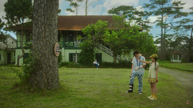 Đặc biệt, trong MV có phân cảnh ném dao do chính tay Linh Ngọc Đàm thể hiện. Thế nhưng, thay vì nhắm vào hồng tâm, con dao này lại bật ngược vào… đùi của nam chính.