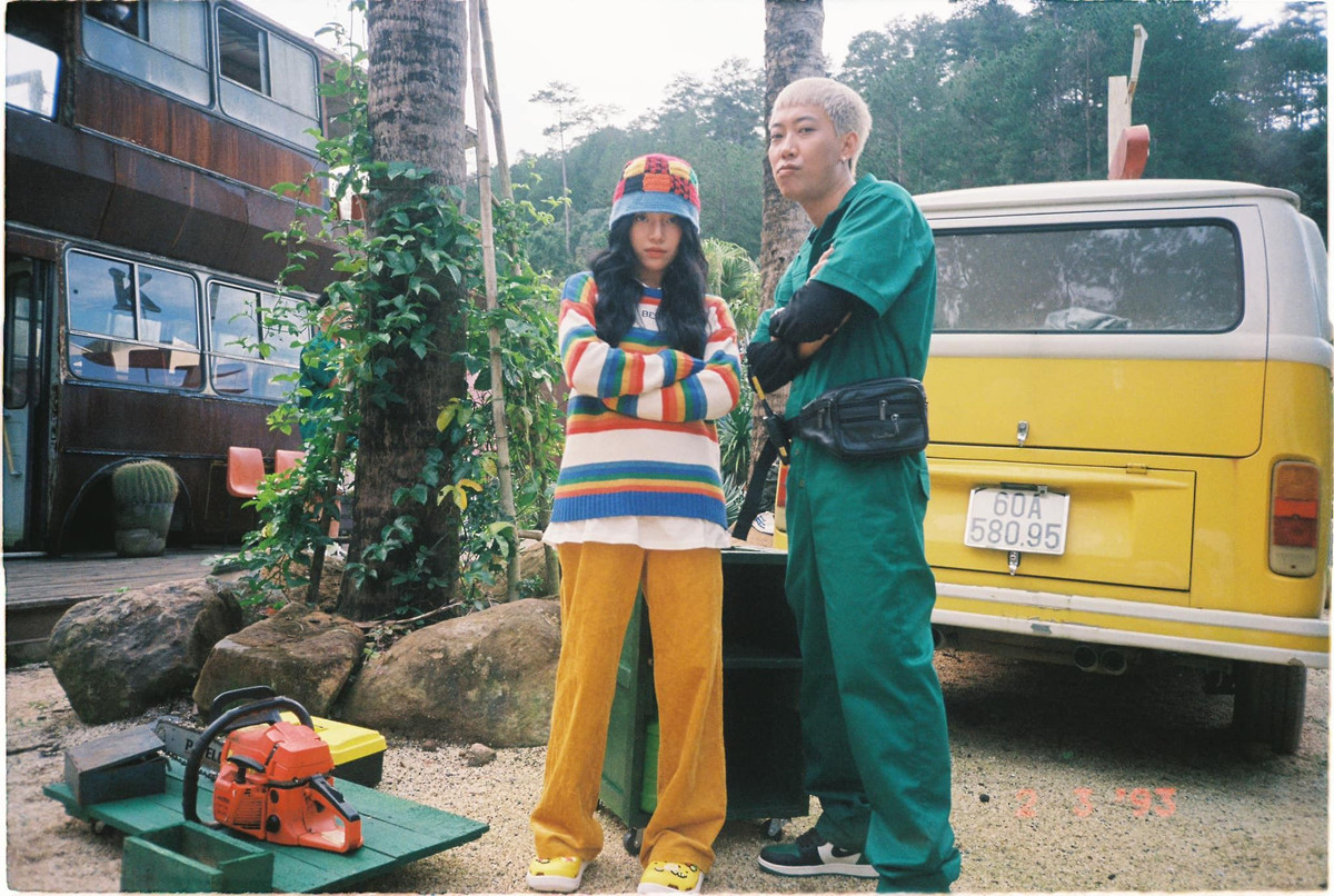 Bộ quần áo "bảy sắc cầu vồng" của Linh Ngọc Đàm trong MV khá nhẹ nhàng và đáng yêu.