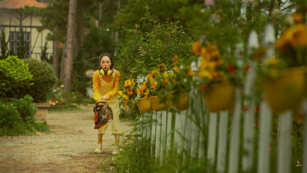 Trong MV lần này, Linh Ngọc Đàm xuất hiện với loạt tạo hình "bánh bèo" cùng phong cách nhẹ nhàng và đáng yêu, khác hẳn với hình tượng "boss tổng" mà nữ streamer thường chia sẻ trên MXH.