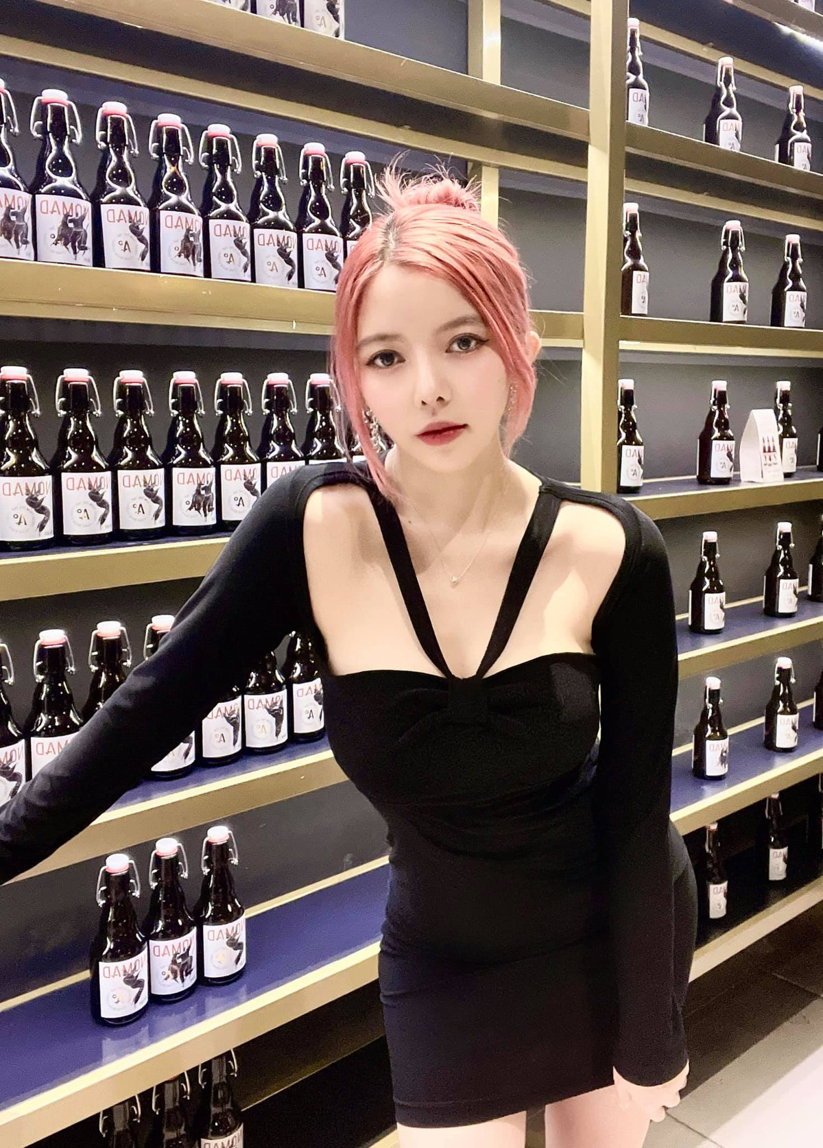 Sở hữu thân hình khá gợi cảm với số đo ba vòng chuẩn chỉnh, Ohsusu cực kỳ chăm chỉ chọn cho mình những bộ trang phục có phần cắt xẻ táo bạo, khoe được vẻ đẹp của cơ thể.