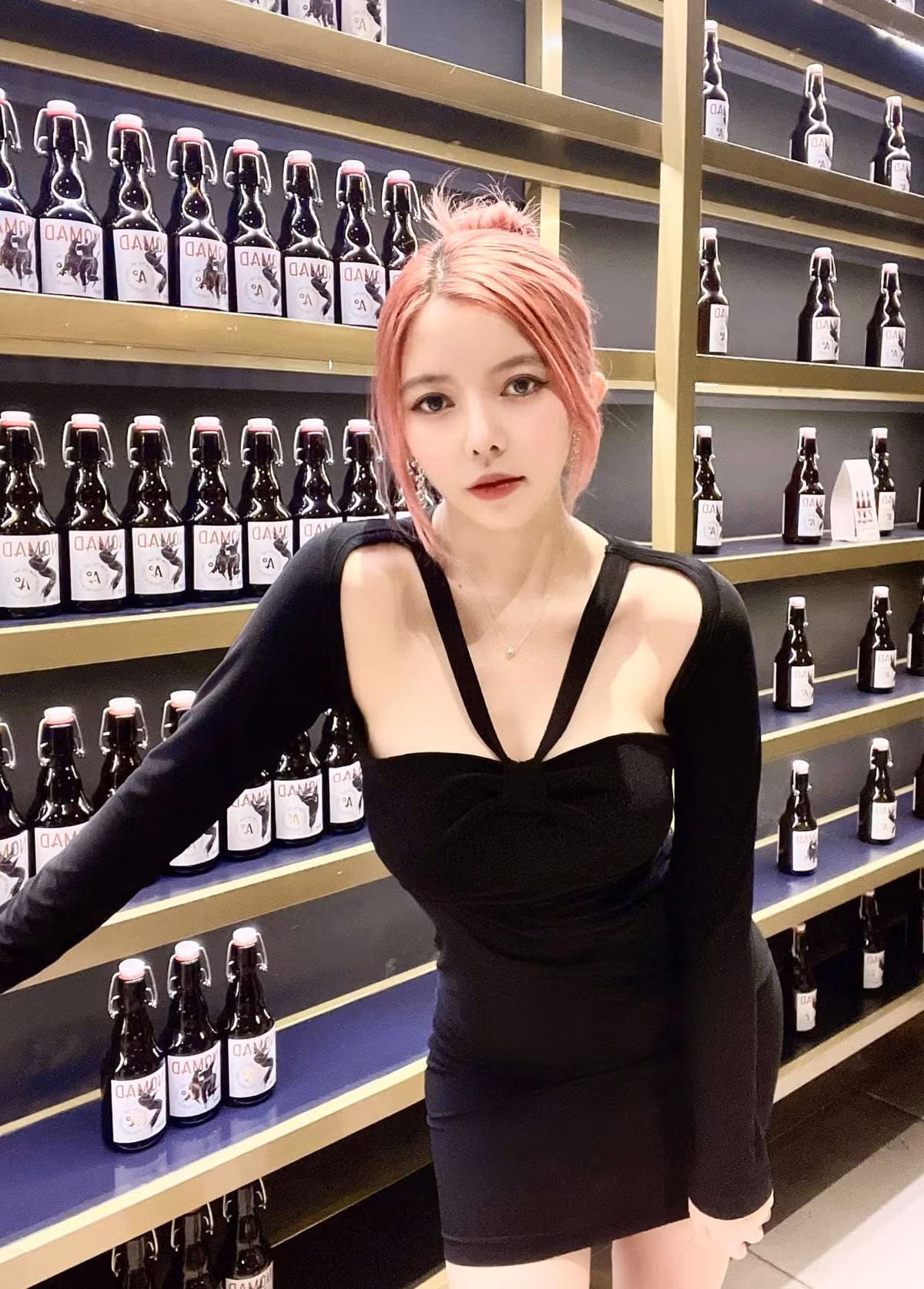 Sở hữu thân hình khá gợi cảm với số đo ba vòng chuẩn chỉnh, Ohsusu cực kỳ chăm chỉ chọn cho mình những bộ trang phục có phần cắt xẻ táo bạo, khoe được vẻ đẹp của cơ thể.