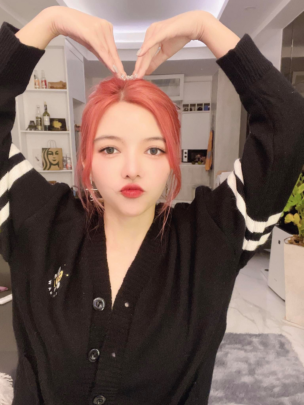 Ohsusu là một trong những streamer thế hệ trước nổi đình đám, cô tạo được thiện cảm nhờ vẻ ngoài gợi cảm khỏe khoắn, cá tính, lối nói chuyện hài hước dí dỏm.