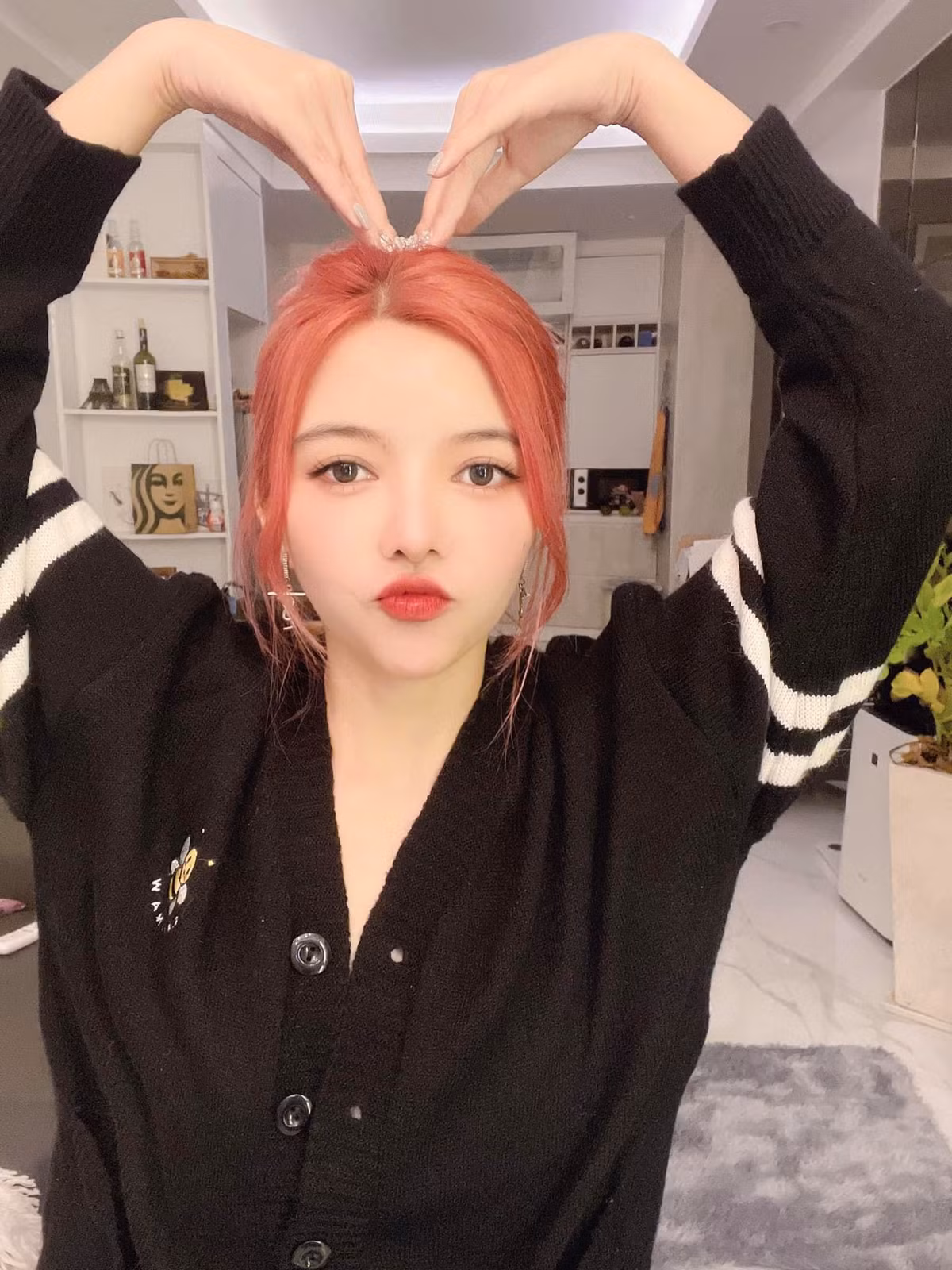 Ohsusu là một trong những streamer thế hệ trước nổi đình đám, cô tạo được thiện cảm nhờ vẻ ngoài gợi cảm khỏe khoắn, cá tính, lối nói chuyện hài hước dí dỏm.