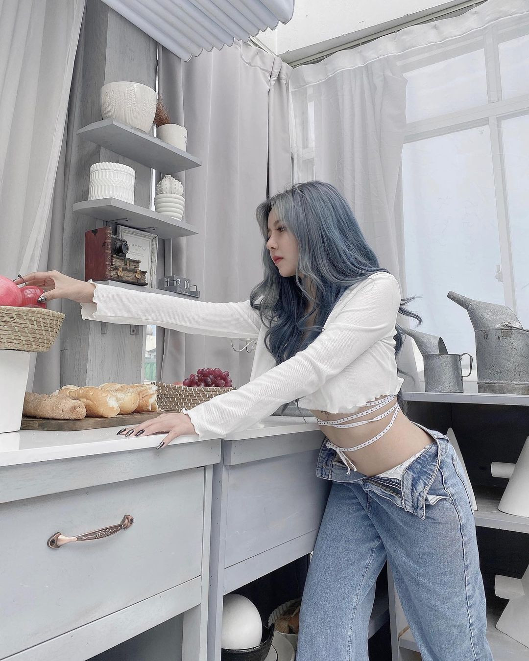 Mới đăng, Ohsusu đăng tải bài viết mà trong đó chẳng hiểu cố tình hay vô ý mà cô nàng để lộ vòng eo con kiến. Đặc biệt, tình cũ Misthy không kéo khóa lẫn cài khuy quần khiến cộng đồng mạng được phen bàn tán xôn xao.