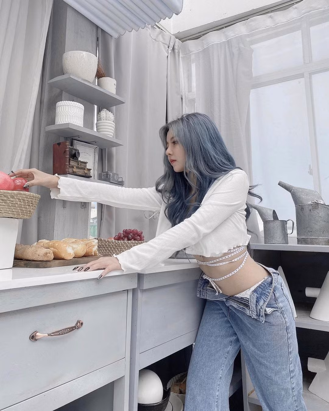 Mới đăng, Ohsusu đăng tải bài viết mà trong đó chẳng hiểu cố tình hay vô ý mà cô nàng để lộ vòng eo con kiến. Đặc biệt, tình cũ Misthy không kéo khóa lẫn cài khuy quần khiến cộng đồng mạng được phen bàn tán xôn xao.