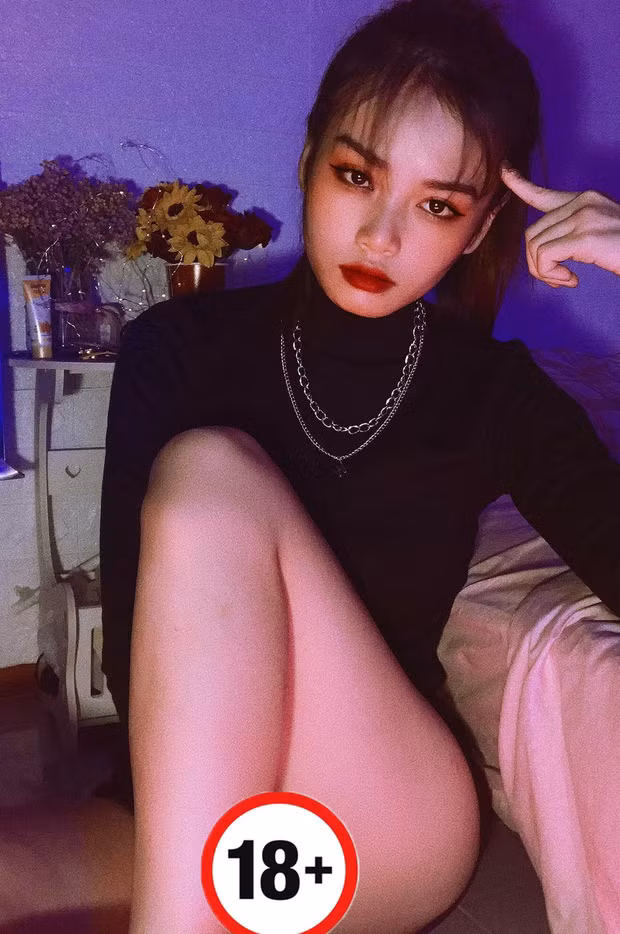 Huyền Anh không ngại ăn mặc cắt xẻ táo bạo nhưng việc khoe thân quá đà như hiện tại là điều cô nàng phải cân nhắc. Đặc biệt, nó sẽ ảnh hưởng ít nhiều tới danh tiếng mà cô nàng cố gây dựng bấy lâu nay.