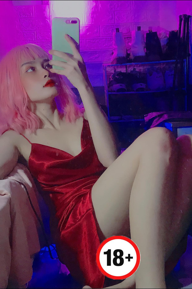 Chưa hết, đây không phải lần đầu streamer Huyền Anh đăng tải những bức hình nhạy cảm của bản thân lên group khoe thân lớn nhất Việt Nam này.