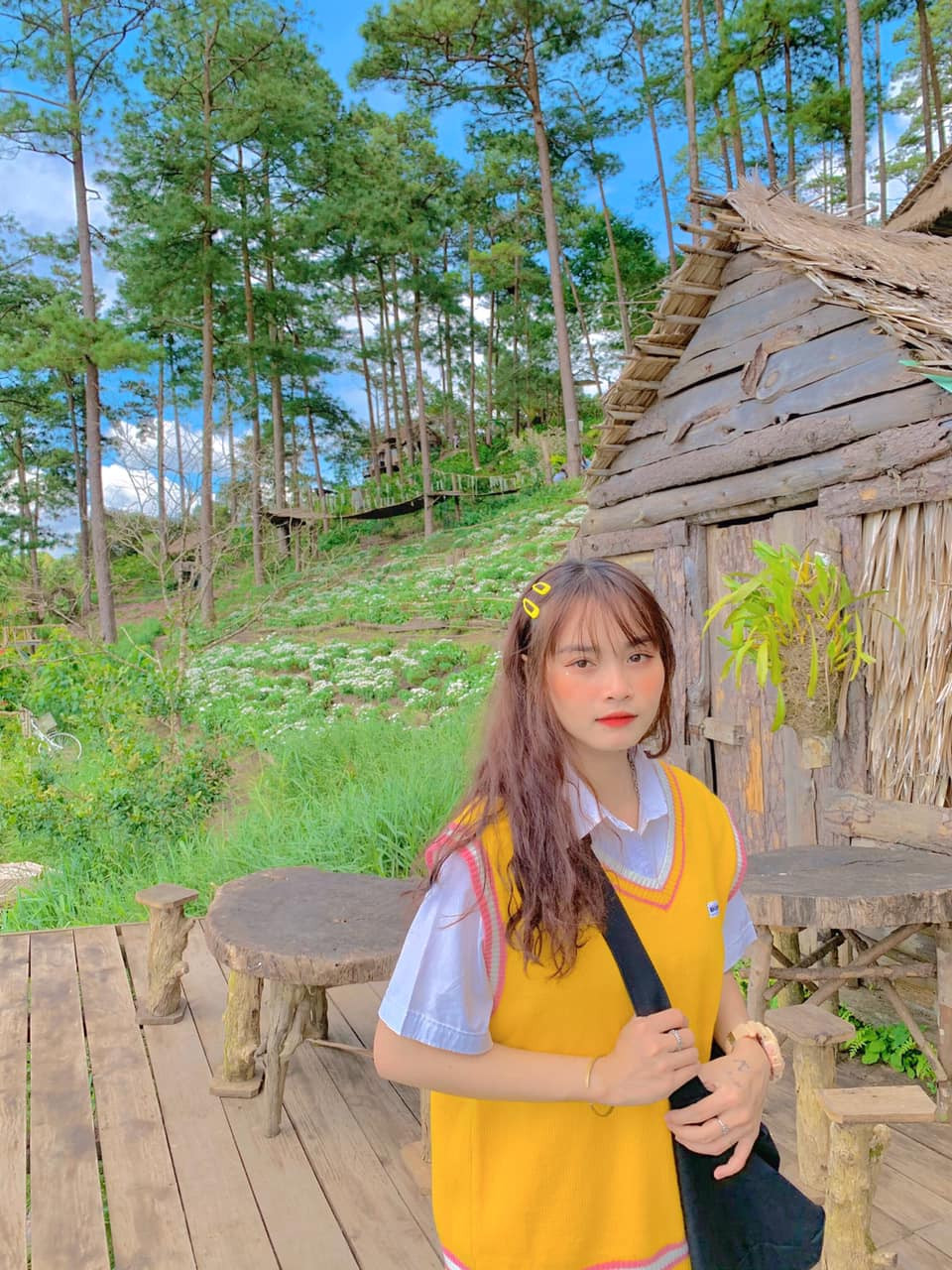 Huyền Anh còn được biết đến là người yêu tuyển thủ Liên Quân Mobile có tên Maris. Mới đây, nữ streamer xinh đẹp này khiến netizen hết hồn khi có đăng tải những hình ảnh của bản thân lên group gái xinh lớn nhất Facebook với hơn 135.000 thành viên.