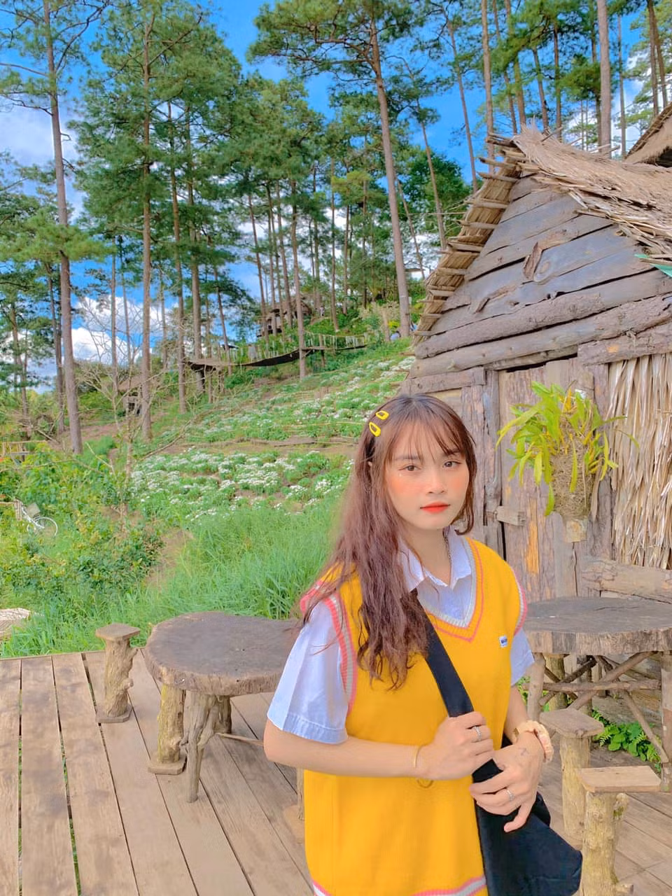 Huyền Anh còn được biết đến là người yêu tuyển thủ Liên Quân Mobile có tên Maris. Mới đây, nữ streamer xinh đẹp này khiến netizen hết hồn khi có đăng tải những hình ảnh của bản thân lên group gái xinh lớn nhất Facebook với hơn 135.000 thành viên.