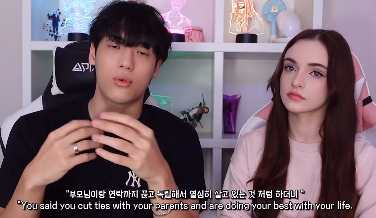 Sau suốt 5 năm đấu tranh không thành, cách đây không lâu, chàng YouTuber khiến không ít người sững sờ khi tuyên bố đã cắt đứt quan hệ với phụ huynh của mình. Hiện tại, cả hai vẫn đang cùng làm YouTuber để kiếm sống.
