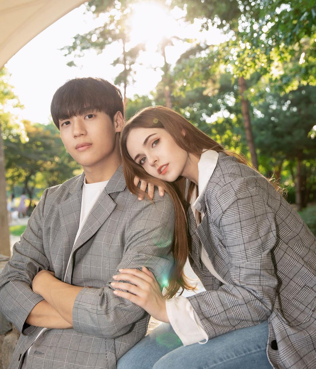 Thế nhưng, phụ huynh của chàng Youtuber lại tỏ ra rất dị ứng với cô bạn gái xinh đẹp này. Thậm chí, khi anh đưa Sasha cùng về nhà vào một kỳ nghỉ, mẹ Jay đã tỏ thái độ rất gay gắt.