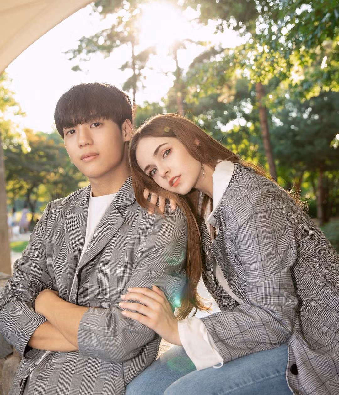 Thế nhưng, phụ huynh của chàng Youtuber lại tỏ ra rất dị ứng với cô bạn gái xinh đẹp này. Thậm chí, khi anh đưa Sasha cùng về nhà vào một kỳ nghỉ, mẹ Jay đã tỏ thái độ rất gay gắt.