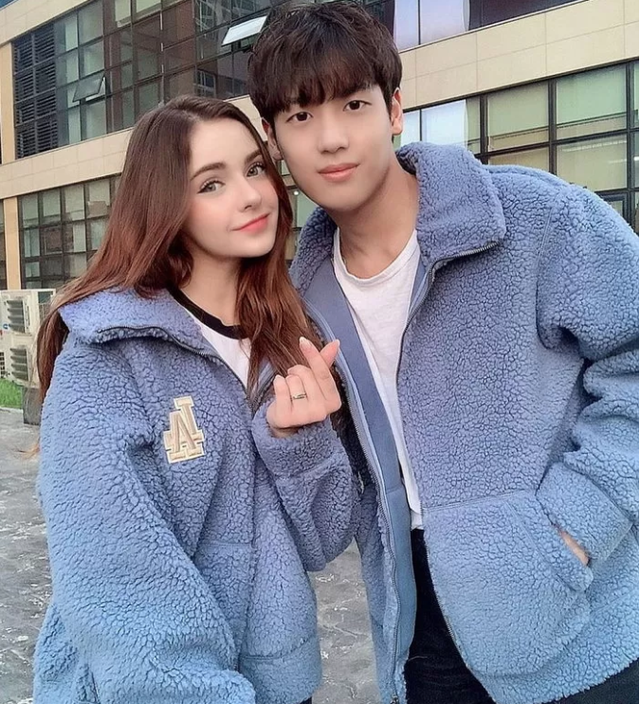 Đây cũng là thời điểm mà Jay bắt đầu xây dựng được hình ảnh của mình và khá đông người đã trở thành fan của cặp đôi dễ thương này và đặc biệt ấn tượng với nhan sắc xinh như thiên thần của nữ YouTuber Sasha.