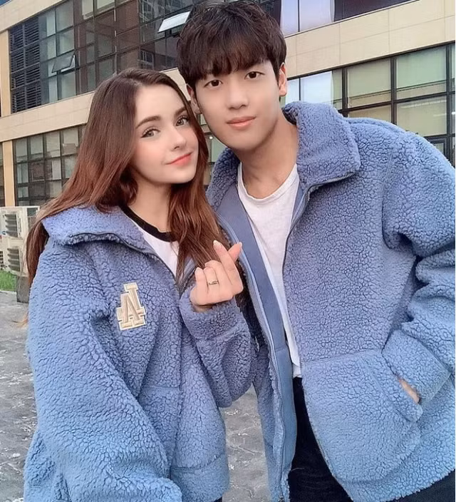 Đây cũng là thời điểm mà Jay bắt đầu xây dựng được hình ảnh của mình và khá đông người đã trở thành fan của cặp đôi dễ thương này và đặc biệt ấn tượng với nhan sắc xinh như thiên thần của nữ YouTuber Sasha.