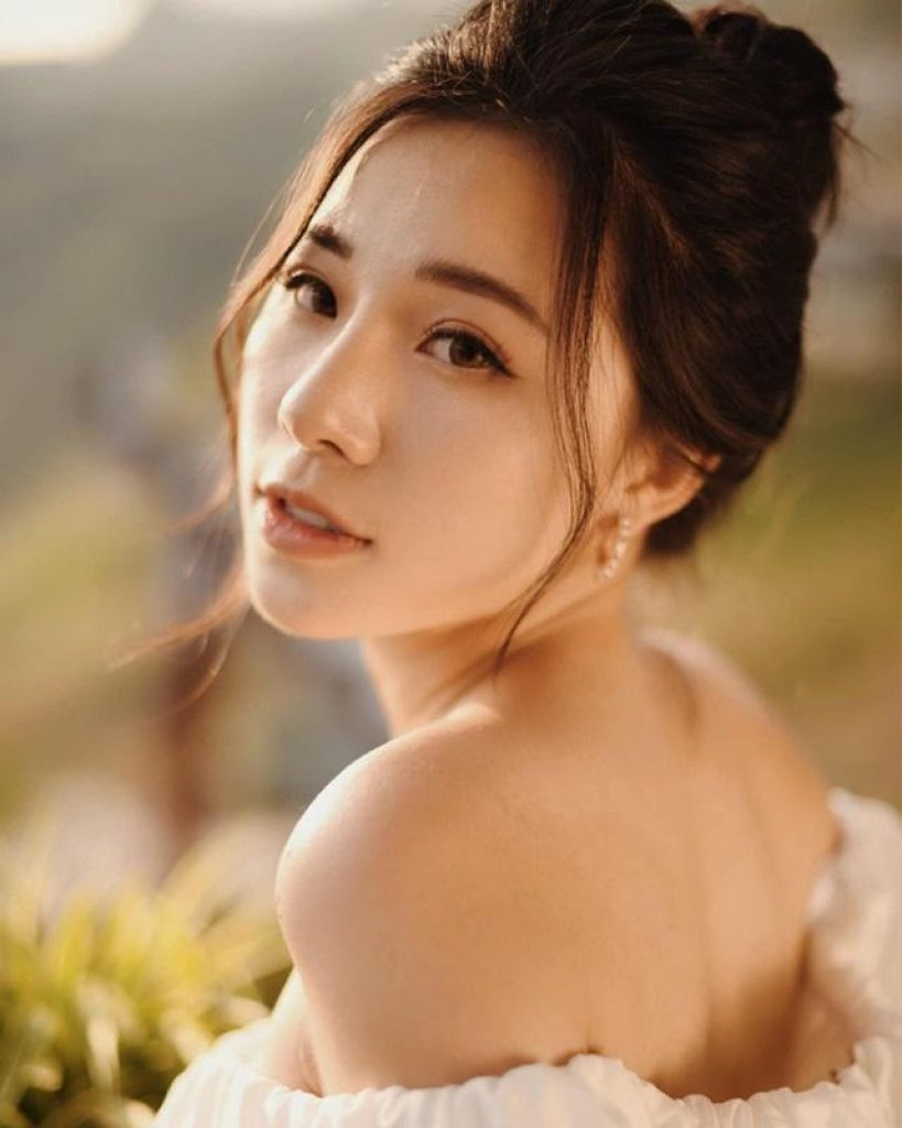 Được biết, Nguyễn Minh Anh sinh năm 1998, đến từ Hà Nội, từng là sinh viên của Học viện Báo chí và Tuyên truyền.