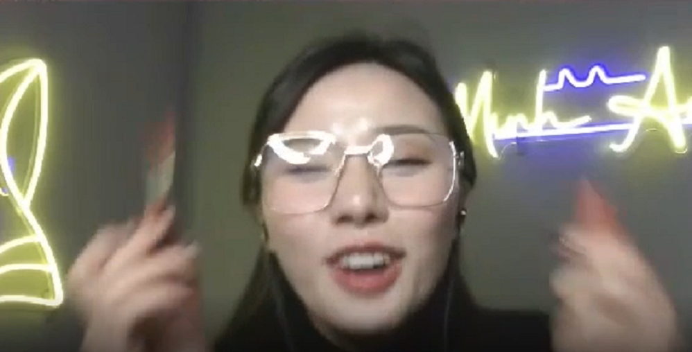 Nhưng ngay sau đó, chính nữ MC và người xem phải "ngã ngửa" khi đôi trẻ đã trở thành người yêu, họ đã quen nhau trên livestream của Minh Anh.