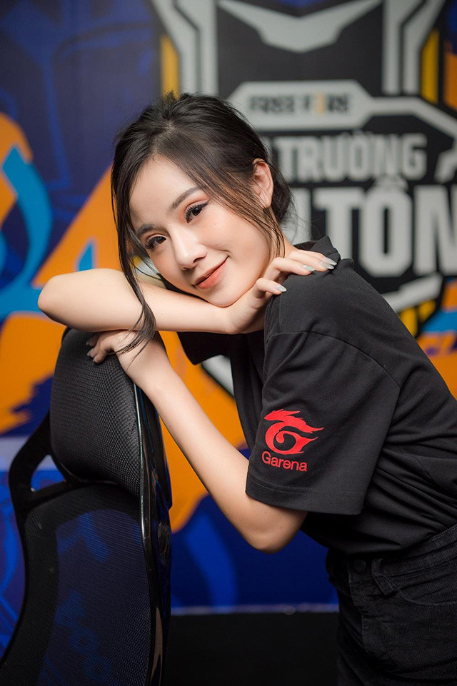 Minh Anh cũng chia sẻ thêm cô nàng có nghề tay trái "mai đâu trúng đó" rất mát tay cả trên livestream lẫn ngoài đời.