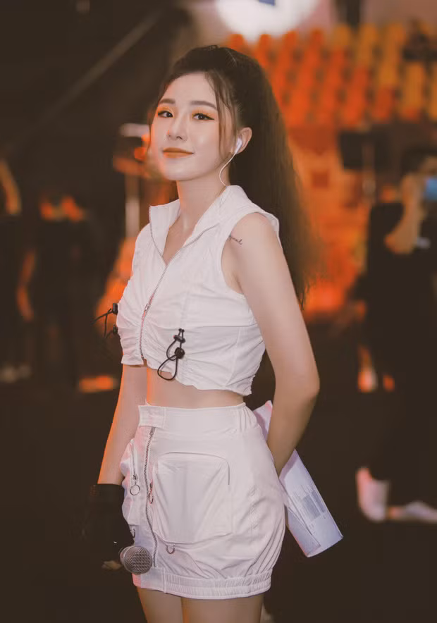 Bên cạnh đó, nữ MC Minh Anh cũng đang làm streamer Free Fire, thu hút hàng nghìn lượt xem mỗi khi lên sóng.