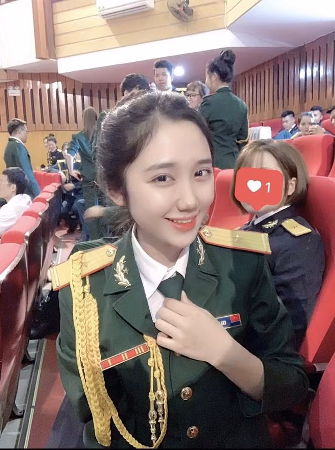 Mina Young thu hút sự chú ý của cộng đồng mạng với hình ảnh cô nàng “hot girl quân nhân” trong những lần biểu diễn nghệ thuật cho trường.