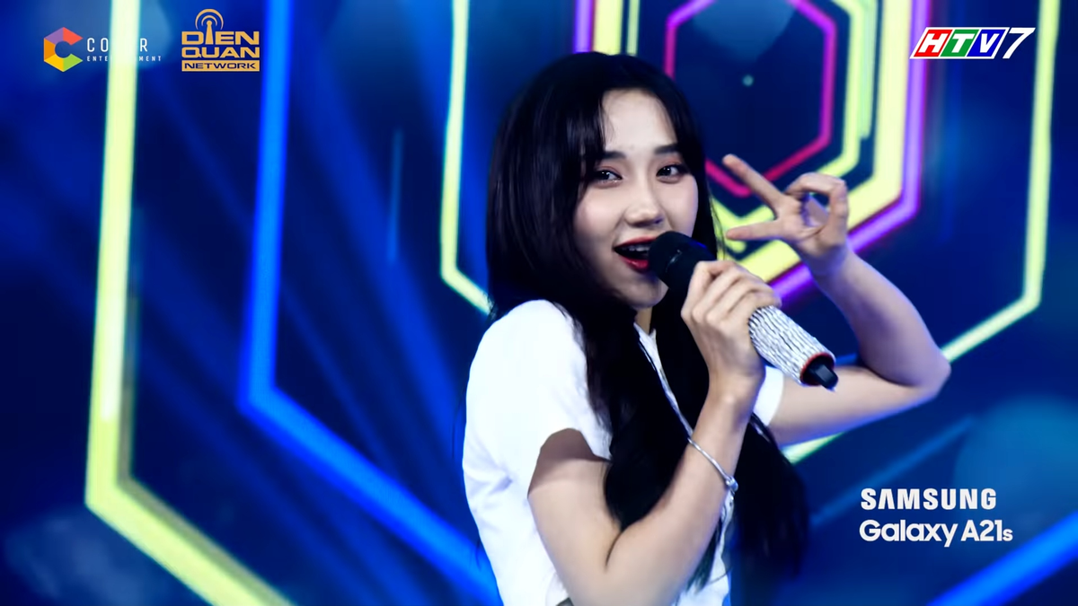 Cô giáo chính thức gây được sự chú ý khi gia nhập vào SBTC. Không chỉ có vẻ ngoài cao ráo và xinh đẹp, cô nàng còn khiến nhiều chàng trai mê mẩn vì sở hữu giọng hát ngọt ngào.