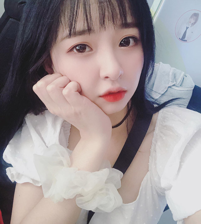 Tuy nhiên, nữ streamer đã chọn cách đối diện với dư luận và tiếp tục kiên trì với stream.