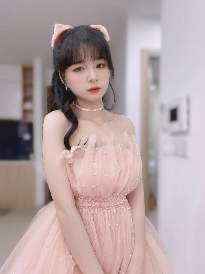 Mèo 2k4, có tên thật là Nguyễn Hoa, là một nữ streamer xinh đẹp, trong trẻo như búp bê.