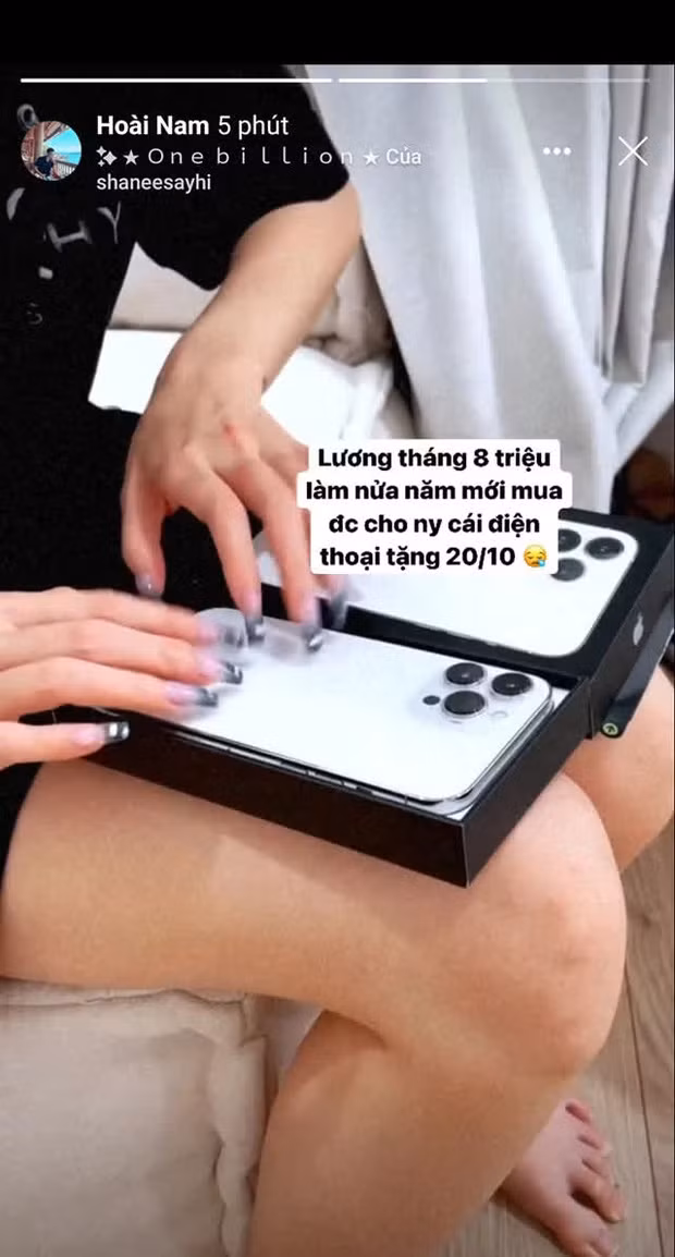 Không những vậy, Hoài Nam còn "mạnh tay" tặng Linh Ngọc Đàm mẫu iPhone mới nhất.