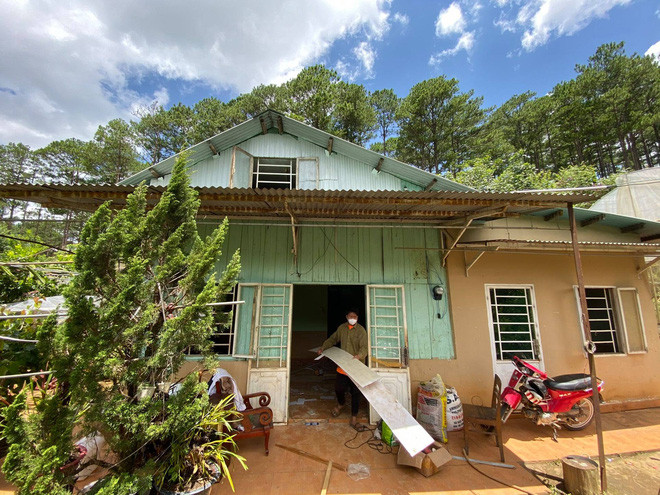 Làm thêm nghề chụp ảnh cưới, từng ghé cao nguyên này nhiều lần, chàng trai sinh năm 1990 mê mẩn vẻ đẹp, không khí nơi đây. Với anh, thành phố Đà Lạt thơ mộng này thực sự là nơi có thể nuôi dưỡng tâm hồn một con người đang chơi vơi, bối rối.