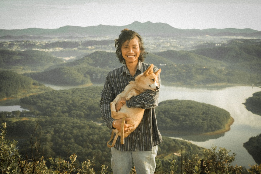 Do tình hình dịch COVID-19 căng thẳng, anh Tài đã quyết định xách va li trở về Việt Nam và lựa chọn vùng đất Đà Lạt mộng mơ để sống cùng gia đình nhỏ và thực hiện đam mê của mình.