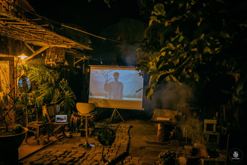 Điểm ấn tượng nhất của căn nhà chính là khoảng sân vườn cực "chill" và rộng rãi, đủ để cùng một nhóm bạn lớn tụ họp và cùng nhau xem một bộ phim hay giữa tiết trời se se lạnh của Đà Lạt.