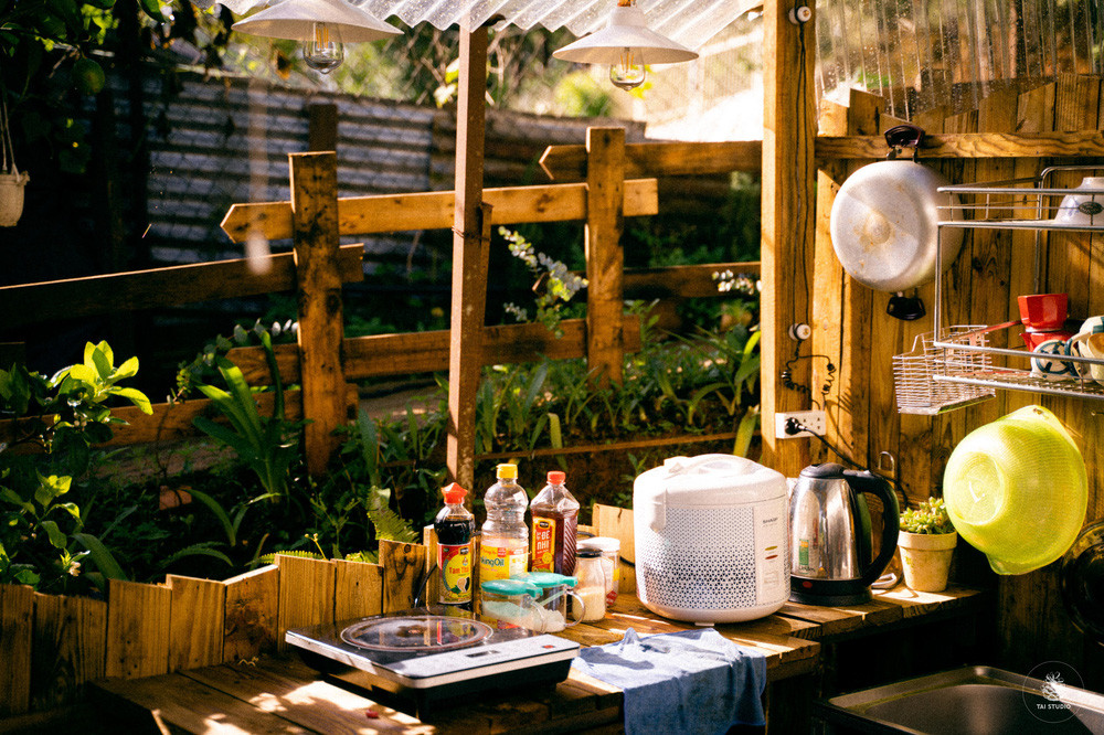 Phía sau là căn bếp mở cùng vườn rau xanh mát bốn mùa.