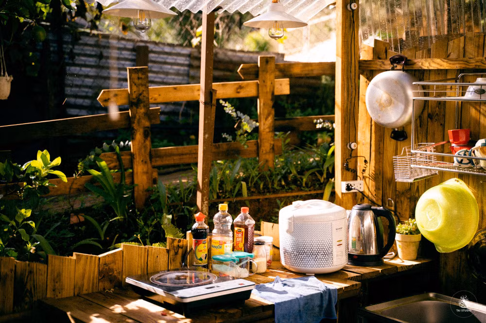 Phía sau là căn bếp mở cùng vườn rau xanh mát bốn mùa.