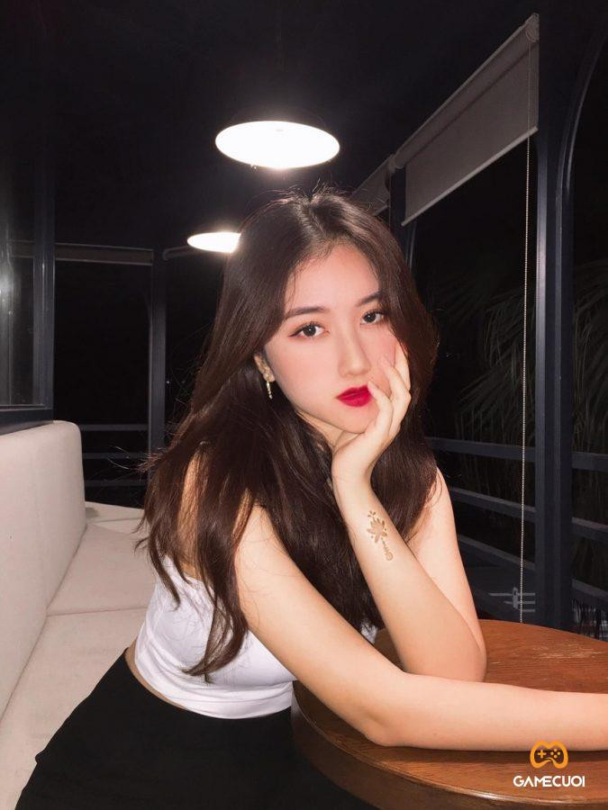 Linh Nắng từng tâm sự: "Thực ra, tôi chưa chơi qua tựa game Esports nào. Vì vậy, khi nhận được lời mời để dẫn giải đấu VCT Vietnam Challengers Stage 2, tôi rất lo lắng, chưa đủ tự tin để đảm nhận vị trí quan trọng này. Và anh chị BTC cũng động viên, giúp đỡ tôi. Tôi tin tưởng chỉ cần có đam mê, sự quyết tâm đối với lĩnh vực này, tất cả sẽ dần ổn định."