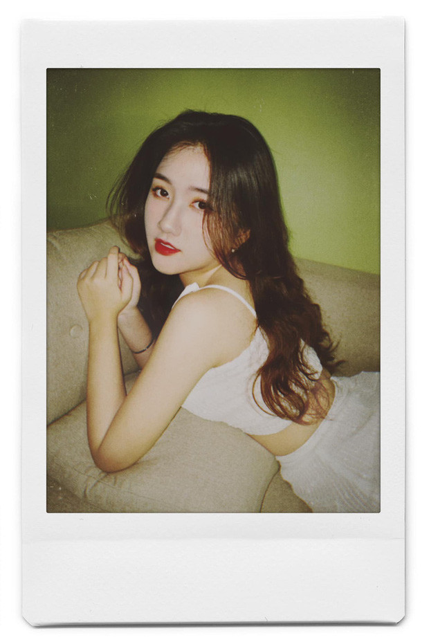 Linh Nắng tên đầy đủ là Bùi Phương Linh, từng theo học Học viện Báo Chí và Tuyên Truyền. Ngay từ thời điểm còn ngồi trên giảng đường, cô nàng đã được biết đến với hình tượng đa tài, năng động và là gương mặt quen thuộc trong nhiều cuộc thi sắc đẹp, tài năng.