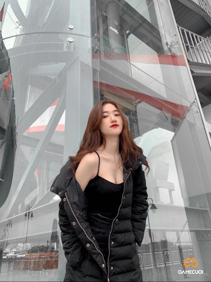 Linh Nắng còn đặc biệt cuốn hút với gu thời trang đầy nữ tính, đôi khi pha trộn chút quyết rũ. Nhưng trên hết, với kinh nghiệm và bản lĩnh khi đảm nhiệm vai trò MC, cô nàng đã phần nào chứng minh được năng lực của mình khi cầm mic tại một giải đấu Esports chuyên nghiệp.