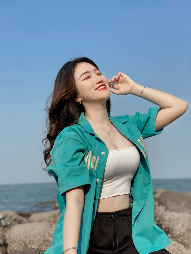 Vốn sở hữu gương mặt rạng rỡ cùng nụ cười "tỏa nắng", Linh Nắng trở thành cái tên quen thuộc trong nhiều cuộc thi sắc đẹp.