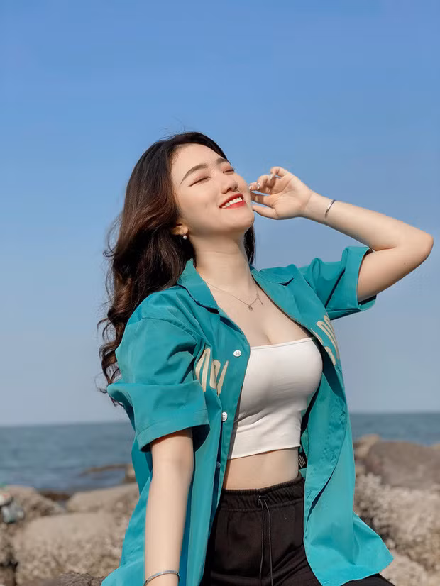 Vốn sở hữu gương mặt rạng rỡ cùng nụ cười "tỏa nắng", Linh Nắng trở thành cái tên quen thuộc trong nhiều cuộc thi sắc đẹp.