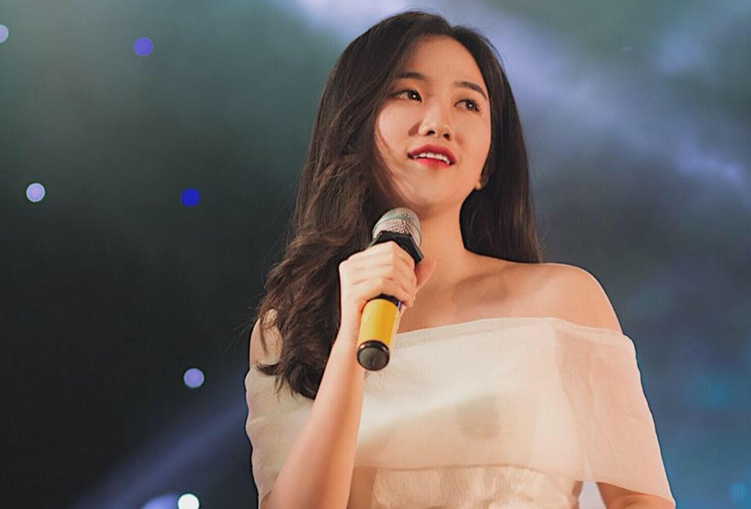 Trước khi theo đuổi con đường trong giới Esports, Linh Nắng từng là MC bản tin thông tin sức khỏe và các sự kiện khác. Cô nàng cũng từng tham gia chương trình thiện nguyện, gây quỹ từ thiện.