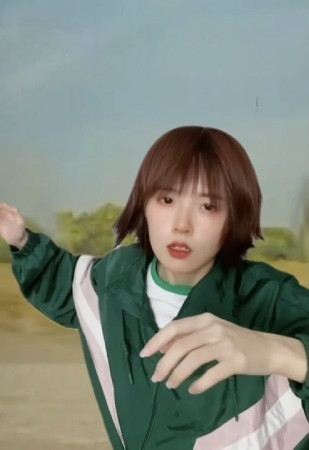 Trong bộ đồng phục của Squid Game cùng mái tóc ngắn “ngố tàu”, Midu hóa thành Ji Yeong –một trong 456 người tham gia trò chơi kỳ quái. Với phần quần áo và kiểu tóc như thế này, "ngọc nữ" showbiz Việt từ một cô giáo dịu dàng, ngây thơ như được “biến hình” thành người khác.