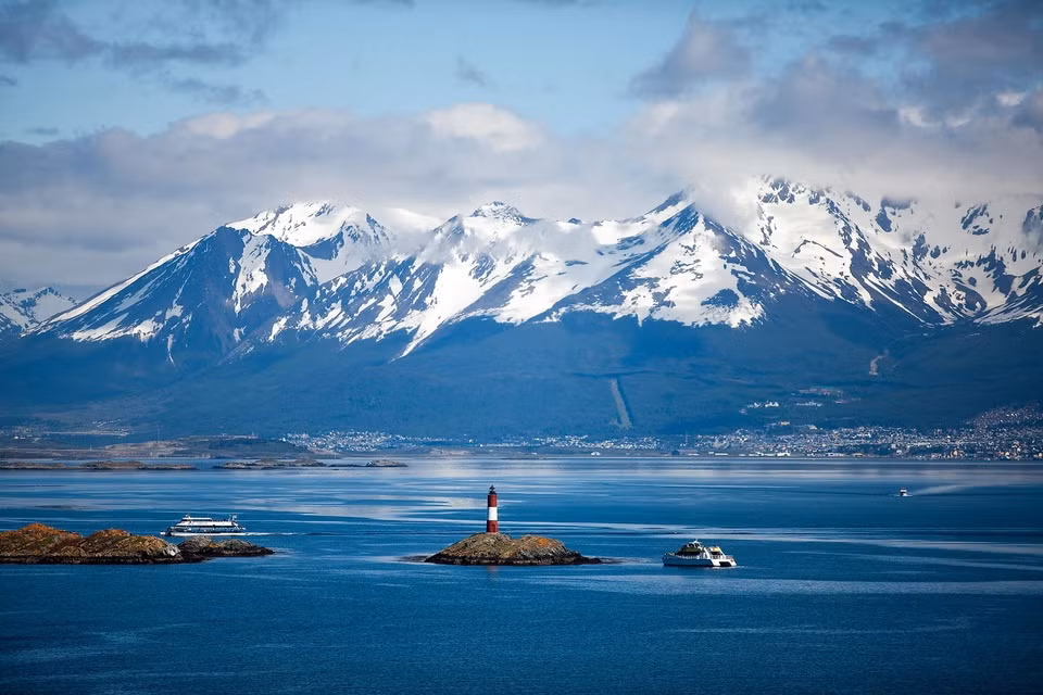 Năm 1520, Ferdinand Magellan thực hiện chuyến hải trình vòng quanh thế giới, trở thành người châu Âu đầu tiên giong buồm xuống eo biển phía nam châu Mỹ. Từ trên tàu, ông và các thủy thủ rất ngạc nhiên khi nhìn thấy hàng chục ngọn lửa trại rực sáng trên bờ. Những ngọn lửa được bộ lạc Yamana và Onas thắp lên để xua tan cái lạnh phương nam đã tạo nên tên gọi hiện tại của vùng đất này: Tierra del Fuego hay "vùng đất của lửa". 