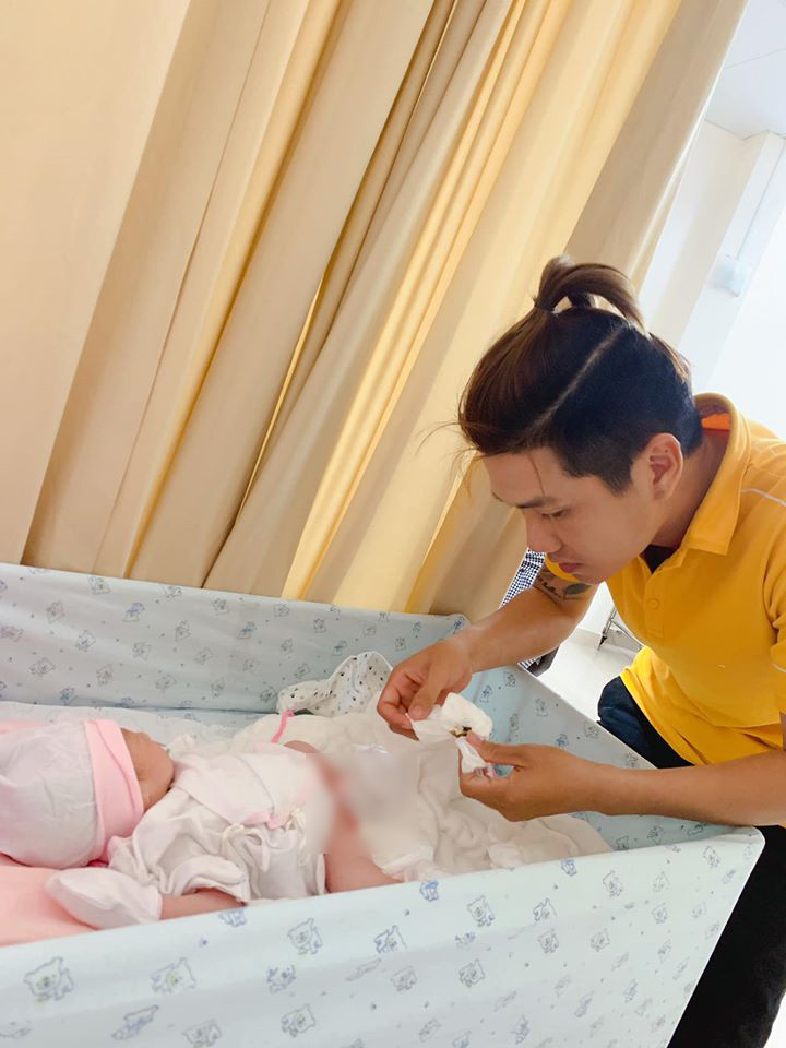 Vệ sinh cho vợ xong xuôi, anh lại quay ra thay tã bỉm, cho con bú sữa bình và ru con ngủ để vợ được nghỉ ngơi. Chưa hết, anh K. Phát còn phải dỗ dành và chăm sóc con trai đầu lòng nay đã lên 2 tuổi của anh chị.