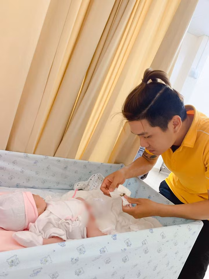 Vệ sinh cho vợ xong xuôi, anh lại quay ra thay tã bỉm, cho con bú sữa bình và ru con ngủ để vợ được nghỉ ngơi. Chưa hết, anh K. Phát còn phải dỗ dành và chăm sóc con trai đầu lòng nay đã lên 2 tuổi của anh chị.