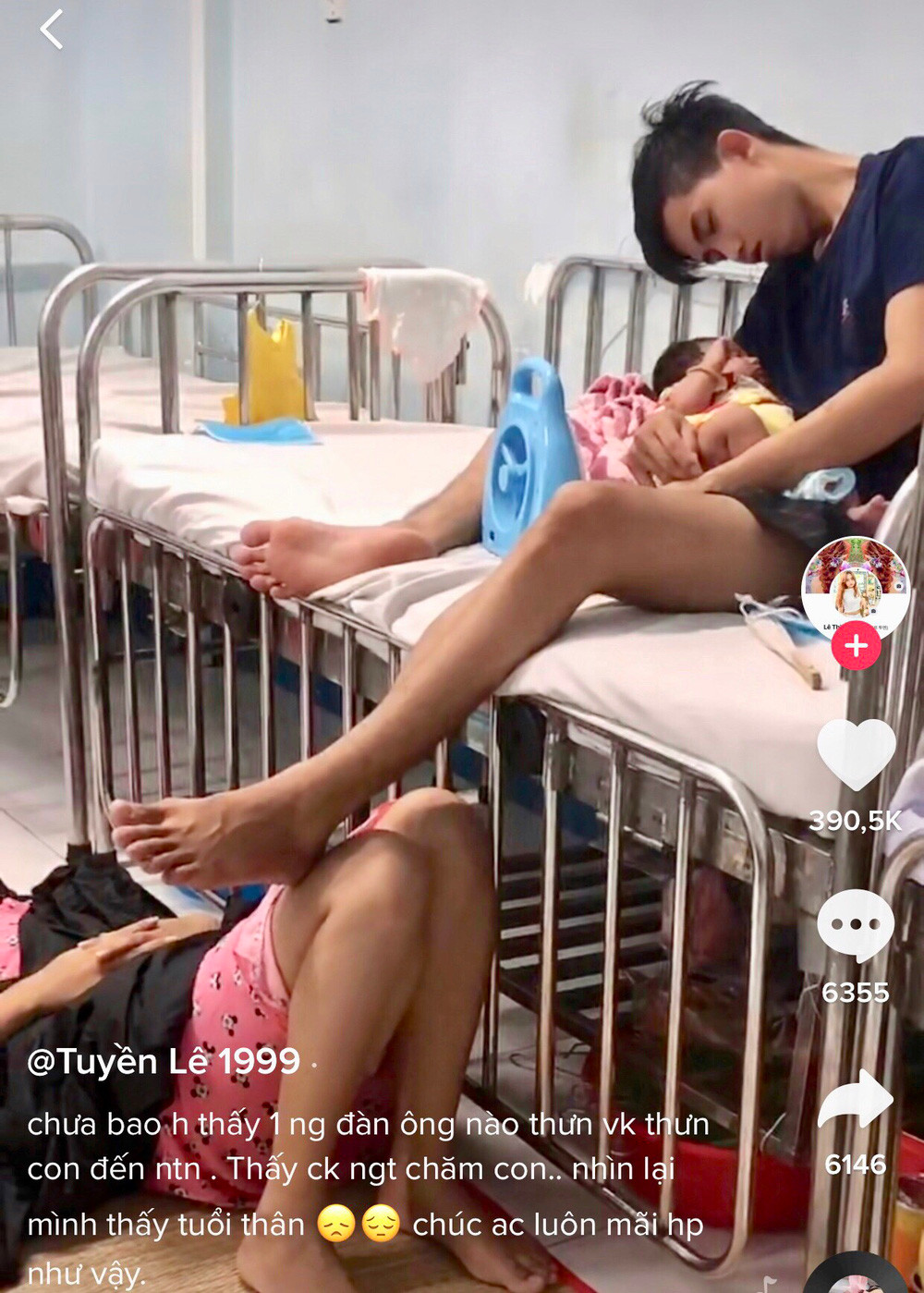 Mới đây trên mạng xã hội, đoạn clip ghi lại cảnh " người chồng của năm" ngồi bế và dỗ con cho vợ ngủ đã thu hút được sự chú ý của netizen.