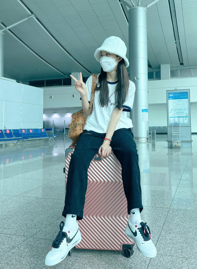 Streamer Mina Young chia sẻ lần đầu được sang "bển" nên cô nàng háo hức có mặt tại sân bay Tân Sơn Nhất từ rất sớm.