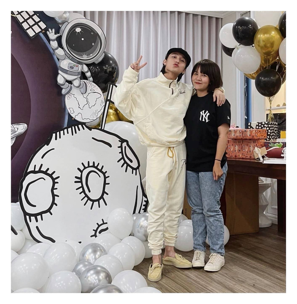 Im hơi lặng tiếng trên mạng xã hội bấy lâu sau drama "trà xanh", Sơn Tùng M-TP bất ngờ tái xuất khi đi "comment dạo" trên Facebook bạn thân. Nhưng điều khiến netizen bất ngờ nhất với nam ca sĩ này đó chính là mái tóc anh đang sở hữu.