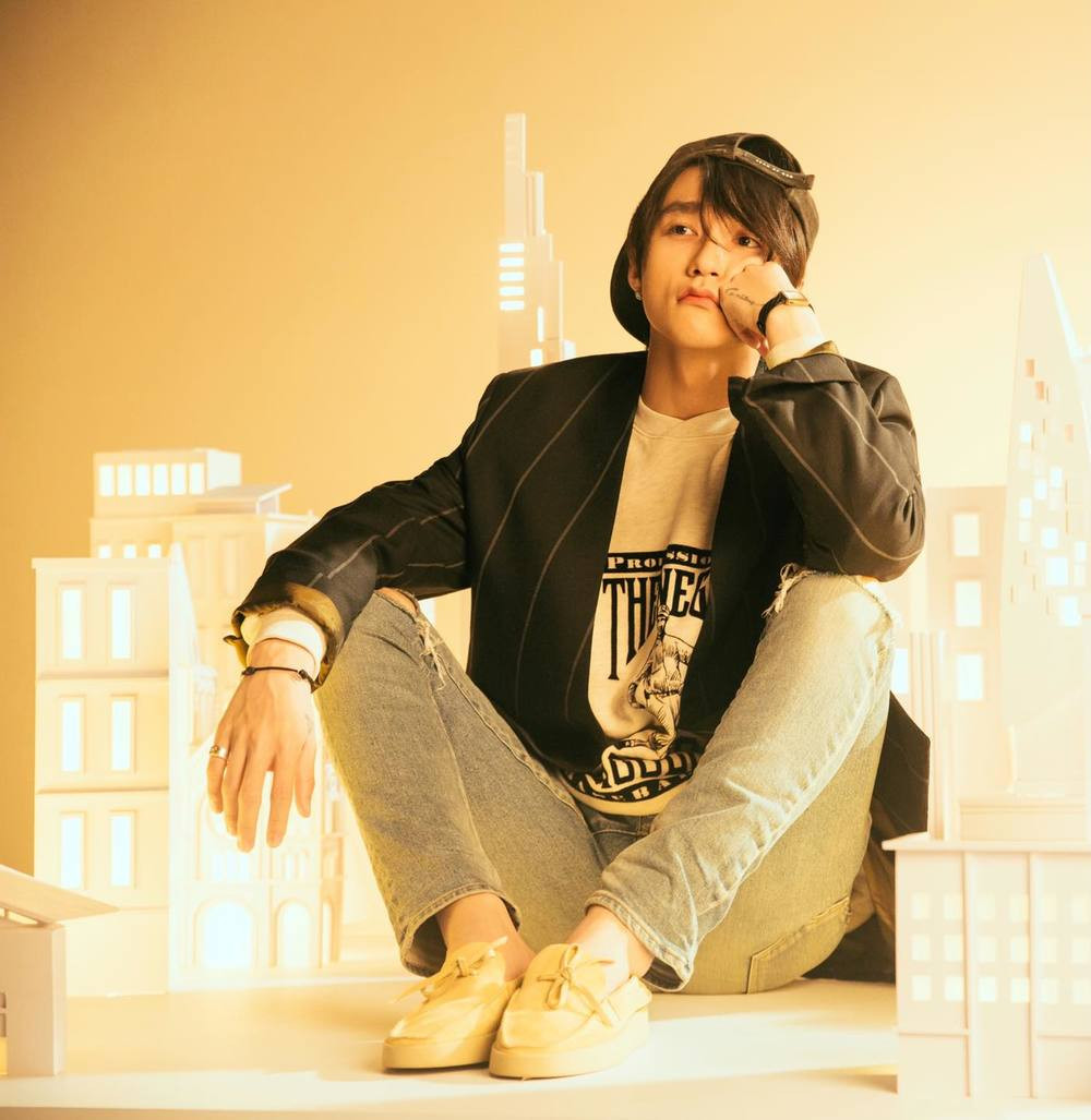 Vì tình hình dịch Covid-19, các hoạt động nghệ thuật đều phải hoãn lại. Muộn rồi mà sao còn cũng là sản phẩm âm nhạc cuối cùng trước khi bùng dịch, anh phát hành tháng 4/2021. Trong lúc chờ đợi nam ca sĩ quay trở lại, các Sky chỉ có thể liên tục “cày view” MV cũ. 