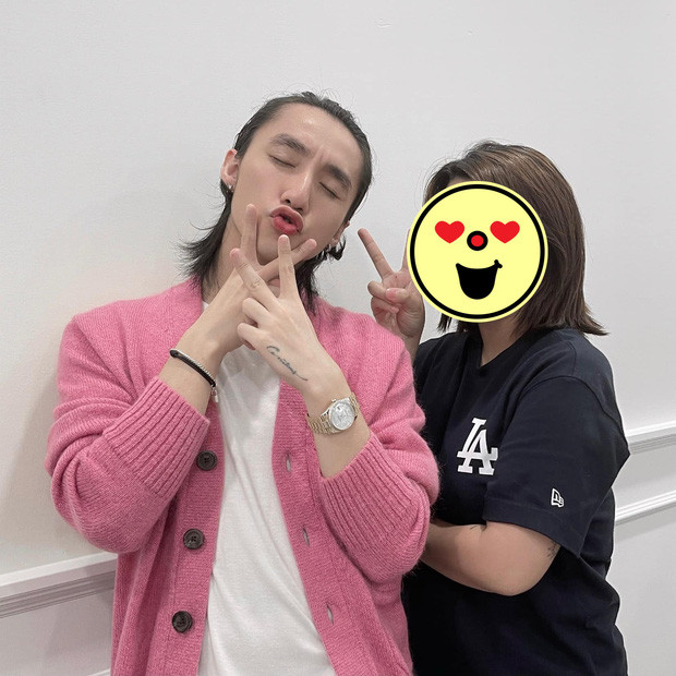 Bên cạnh đó, không ít ý kiến cho rằng vì trong mùa dịch, Sơn Tùng cũng không thoát khỏi cảnh tóc dài như bao người. Anh không thể tự cắt tóc ở nhà mà để dài tự nhiên và cột lại phía sau.